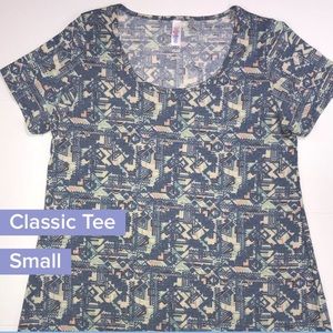 Small LuLaRoe Classic Tee